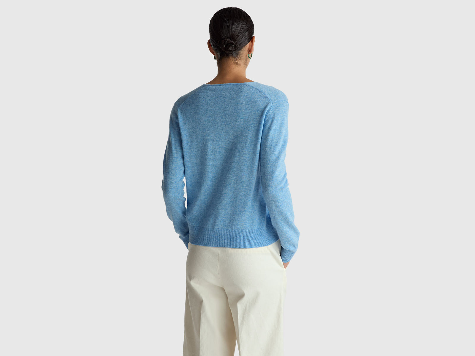 Camisola azul-claro com decote em V em pura lã Merino - ucb_image_B
