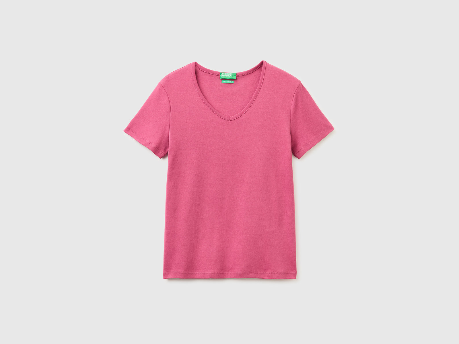 Slim fit t-shirt with V-neck - ucb_image_FS