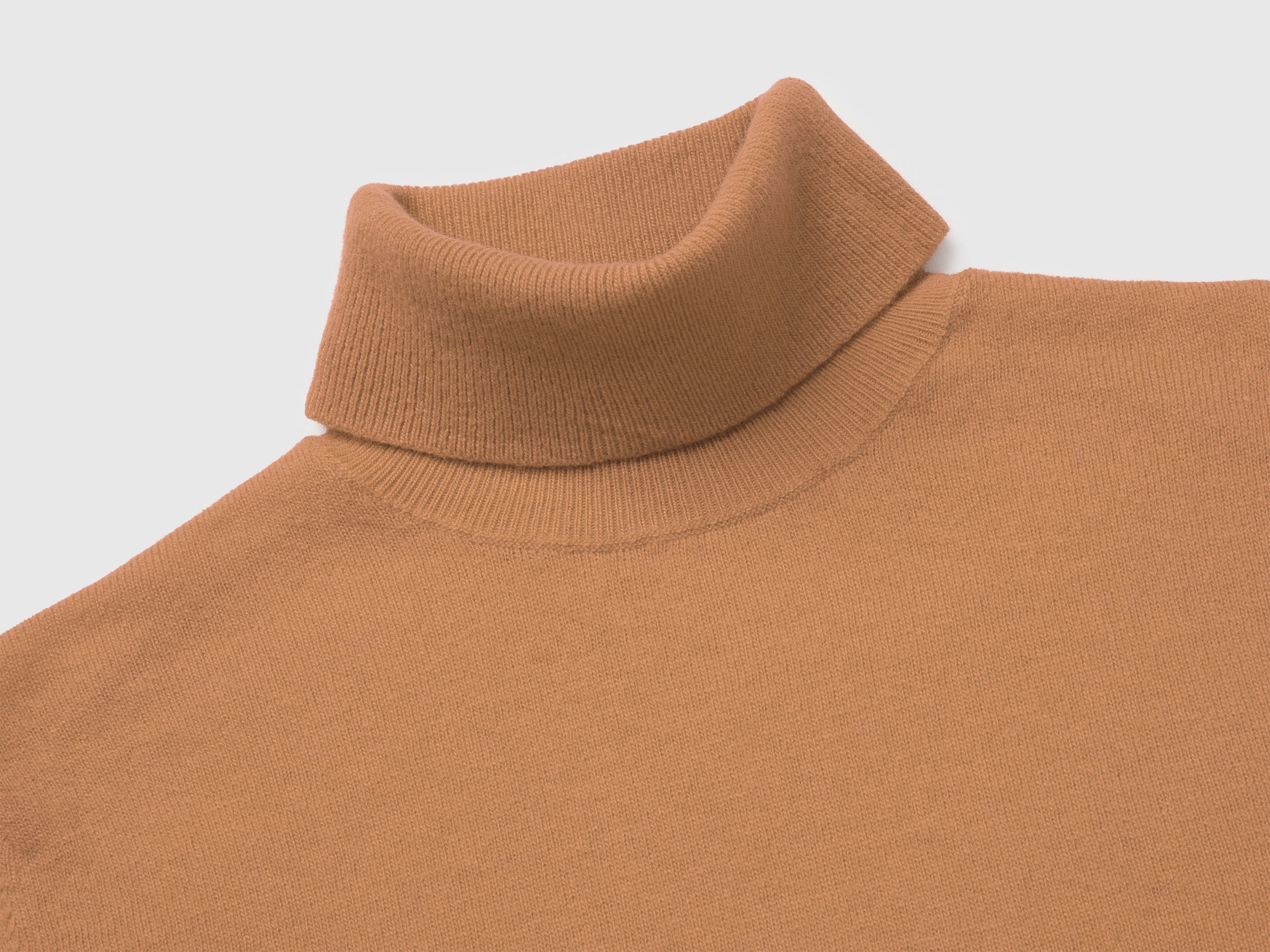 Camisola de gola alta cor camel em pura lã Merino - ucb_image_DS1