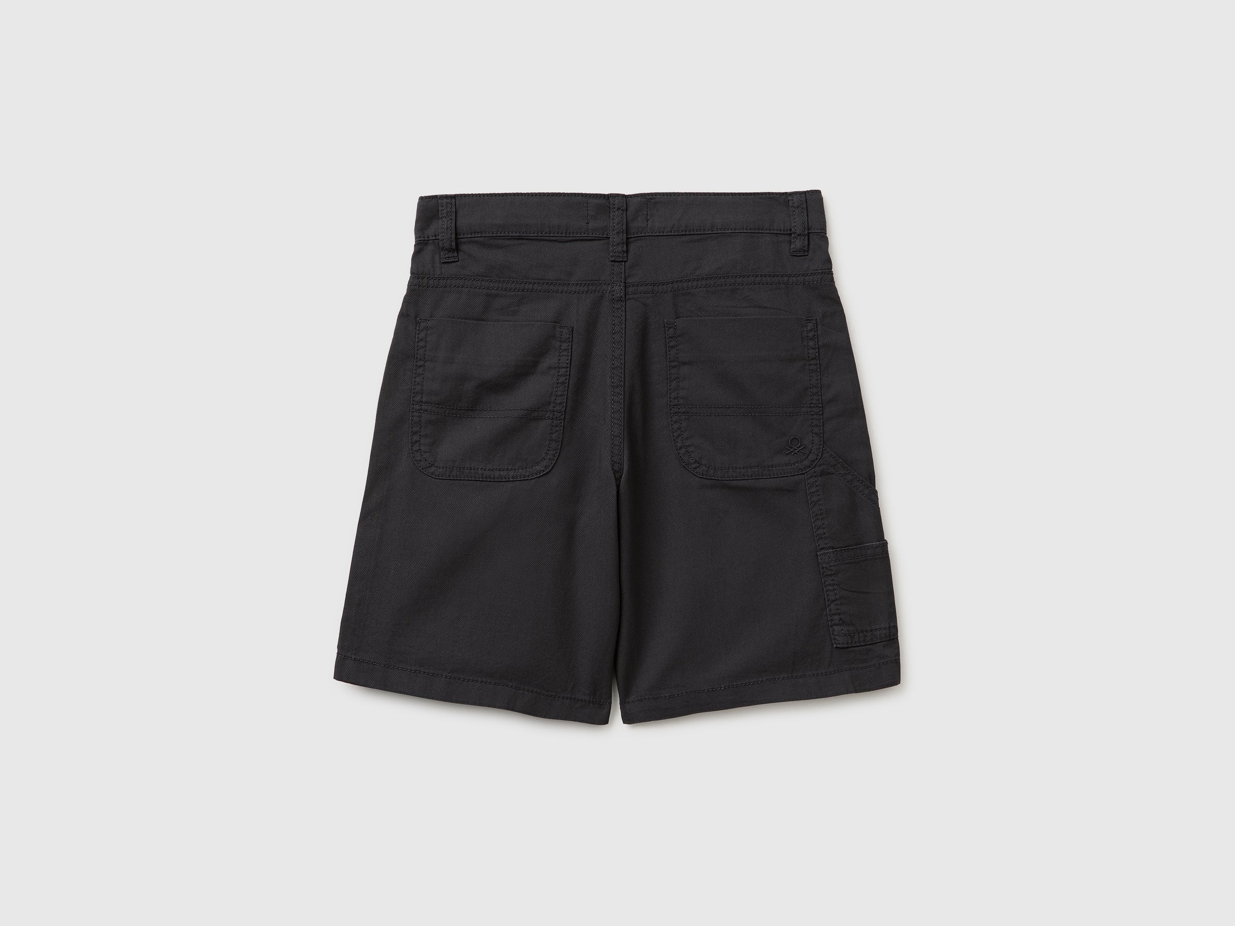 Lightweight Bermuda shorts with pockets - ucb_image_BS