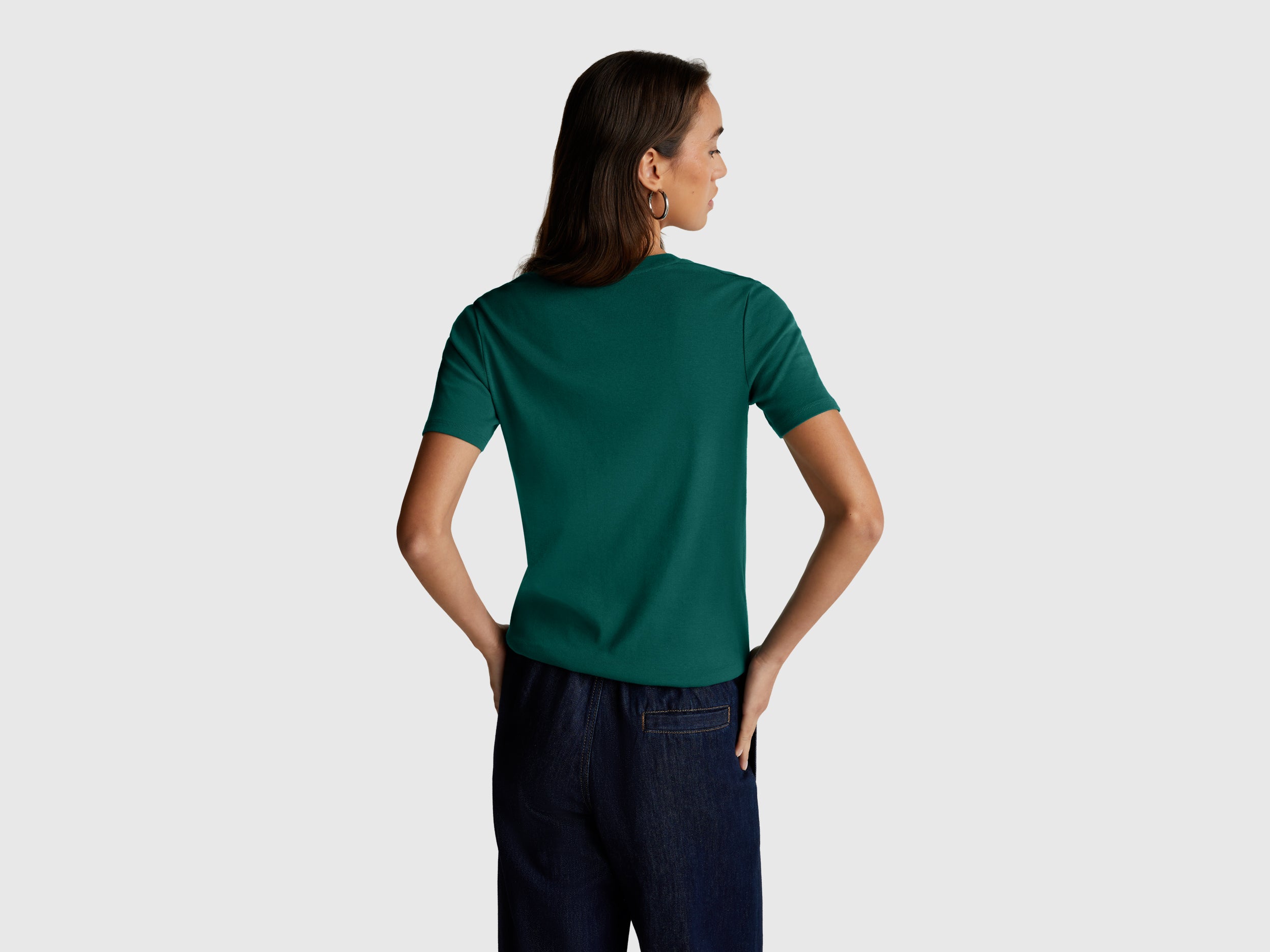 T-shirt em algodão puro com decote em V - ucb_image_B