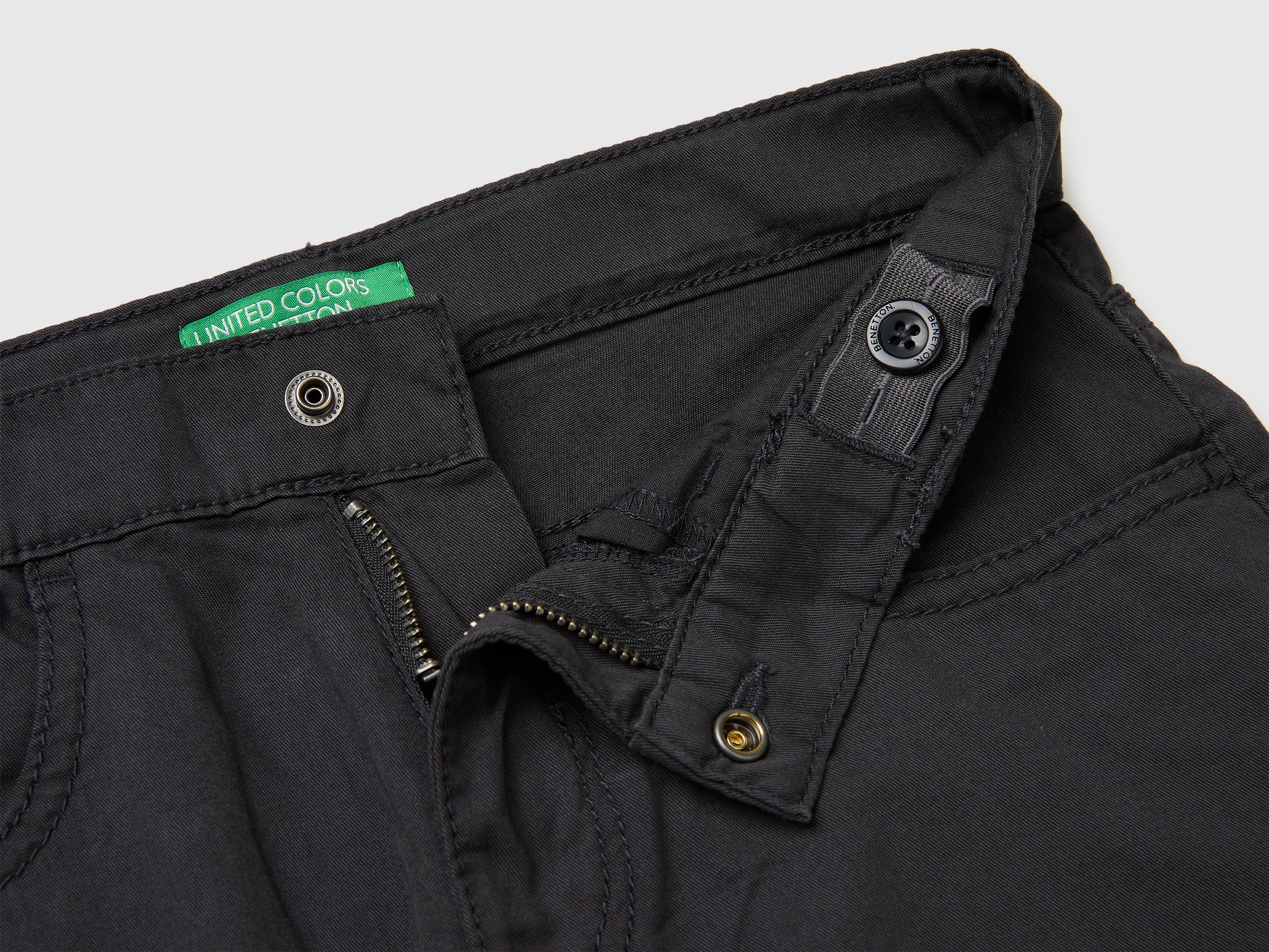 Lightweight Bermuda shorts with pockets - ucb_image_DS1