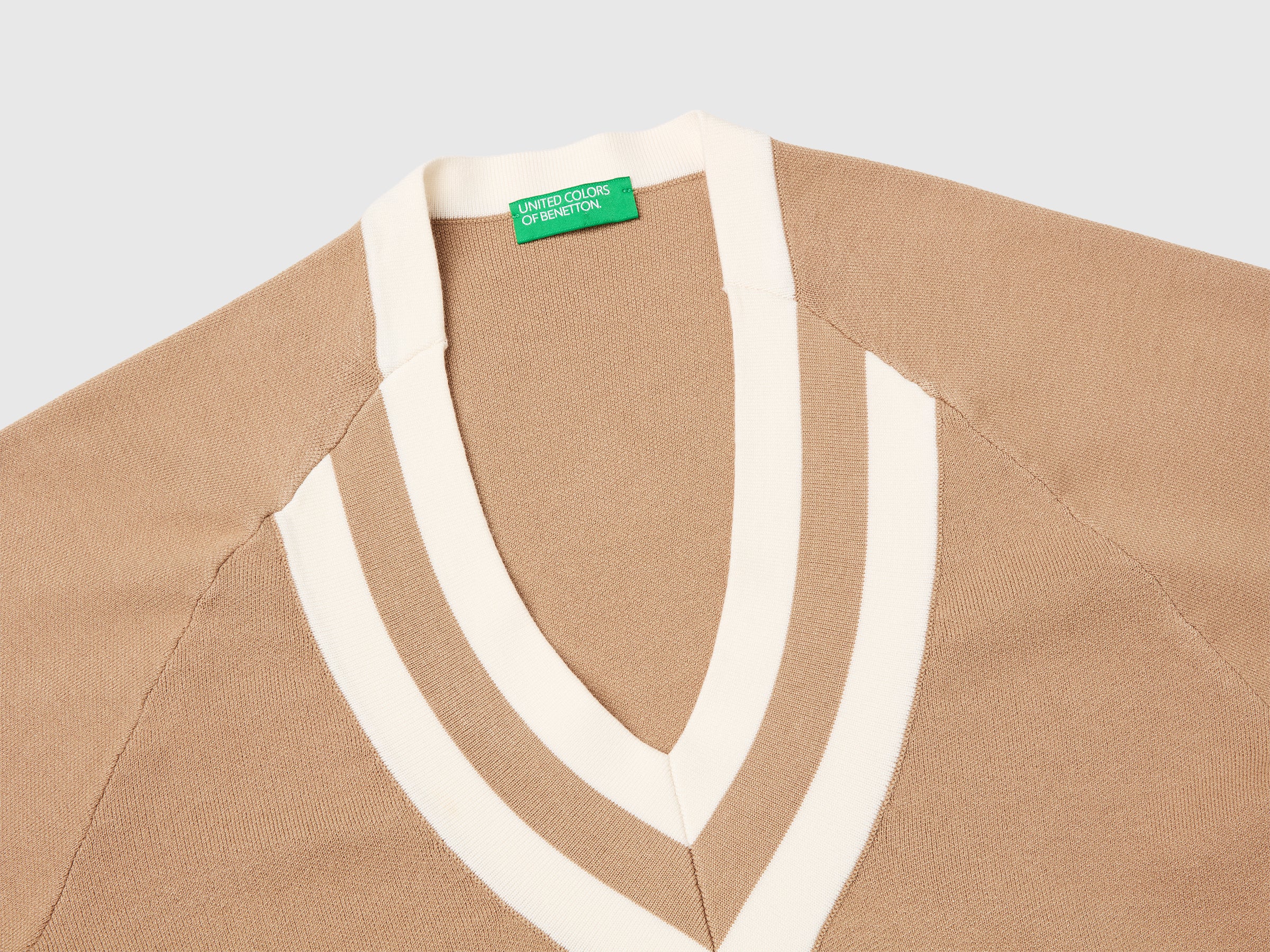 Boxy fit V-neck sweater - ucb_image_DS1