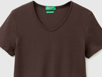 Slim fit t-shirt with V-neck - ucb_image_DS1