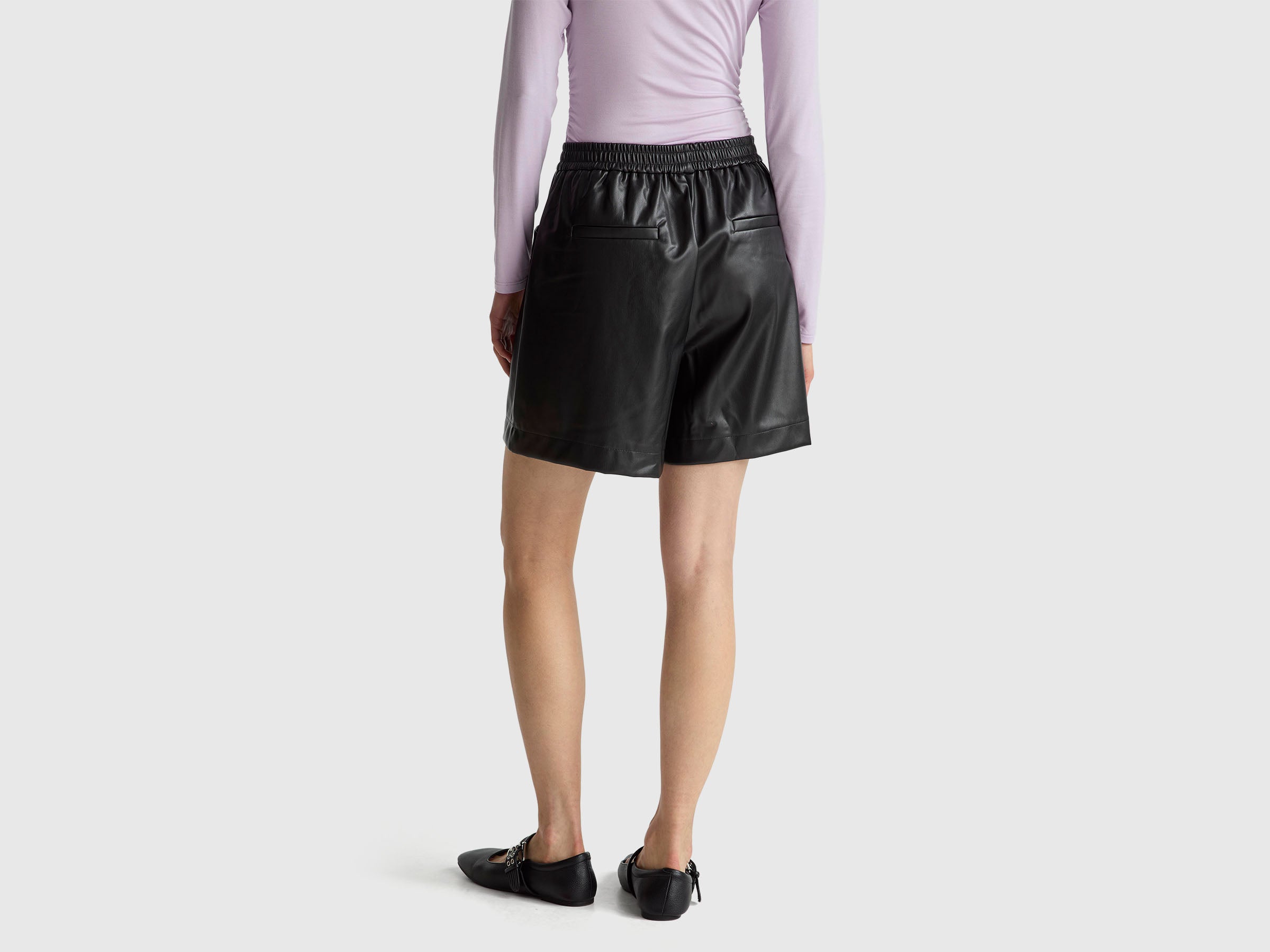 Bermudas em tecido efeito pele - ucb_image_B