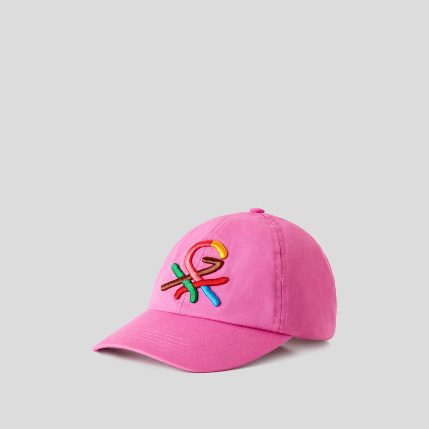Fuchsia hat with embroidered logo by Ghali