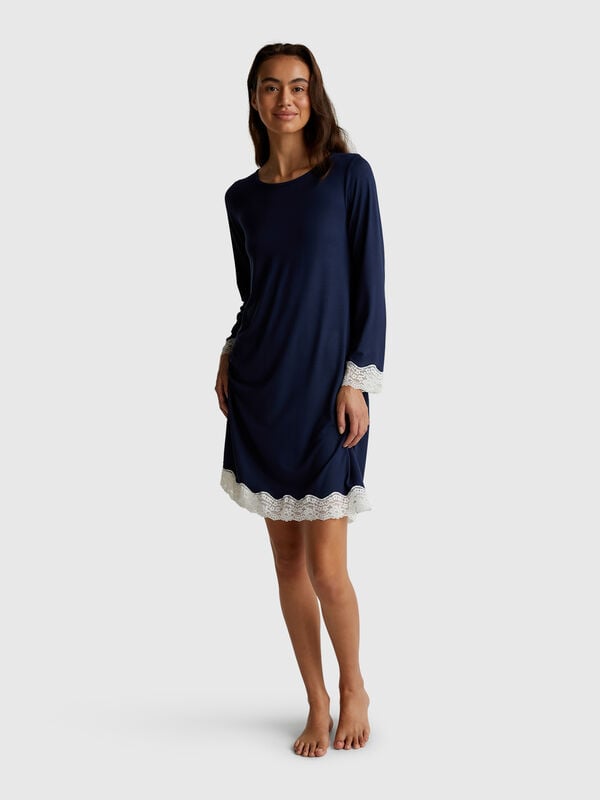 Flowy nightshirt with lace Women