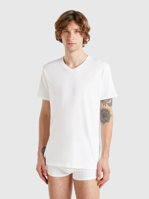 V-neck t-shirt in long fiber cotton Men