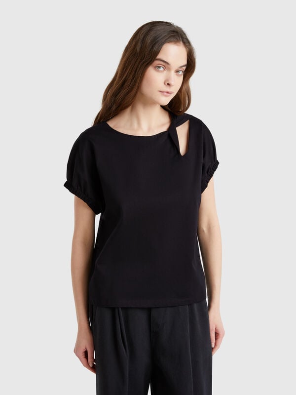T-shirt with knot and cut-out Women