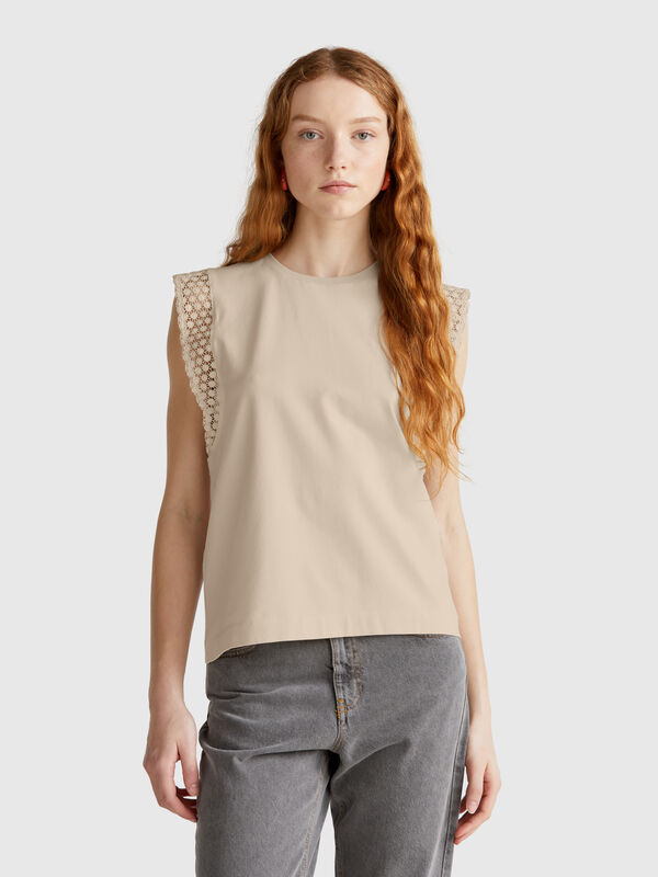 Sleeveless top with macramè Women