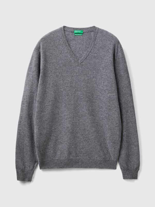 Gray V-neck sweater in pure Merino wool Gray V-neck sweater in pure Merino wool Men