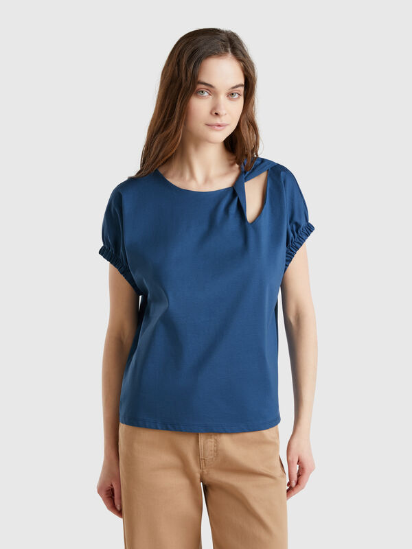 T-shirt with knot and cut-out Women