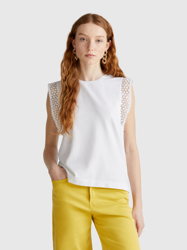 Sleeveless top with macramè Women