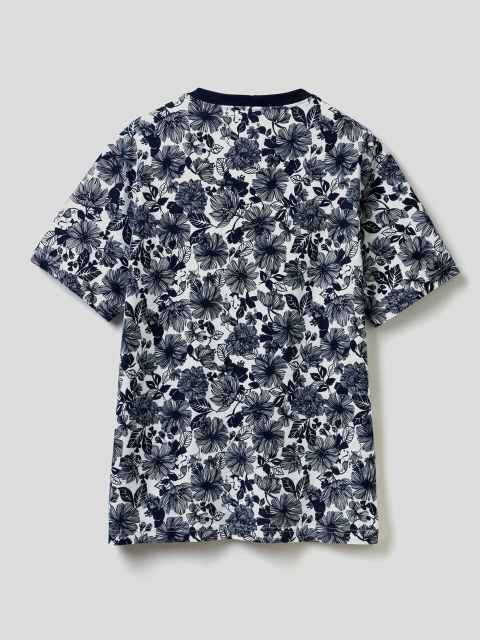 100% cotton patterned t-shirt image number 2
